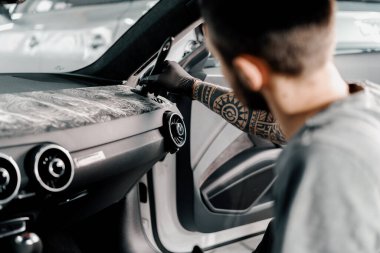 Araba panelini prestijli modern iç dekorasyon lüks araba fırçasıyla temizliyorum.