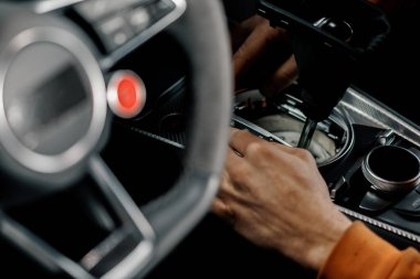 Prestijli modern lüks bir arabanın salonu araba sürme tutkusu galerileri lüks araba galerileri araba vites kutuları kurma