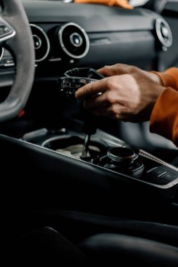 Prestijli modern lüks bir arabanın salonu araba sürme tutkusu galerileri lüks araba galerileri araba vites kutuları kurma