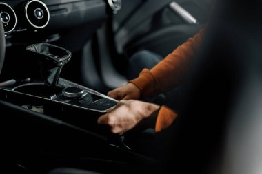 Prestijli modern lüks bir arabanın salonu araba sürme tutkusu galerileri lüks araba galerileri araba vites kutuları kurma
