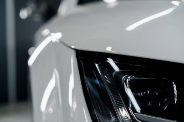 Lüks, modern bir arabanın farlarının yakın plan detayları araba galerileri için tutku konsepti.