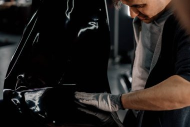 Filmi spoiler 'a yapıştırmak boyayı korumak için boyayı çiziklerden ve taşlardan korumak için.