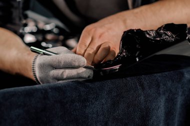 Filmi spoiler 'a yapıştırmak boyayı korumak için boyayı çiziklerden ve taşlardan korumak için.