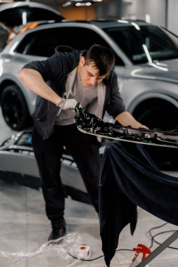 Filmi spoiler 'a yapıştırmak boyayı korumak için boyayı çiziklerden ve taşlardan korumak için.