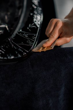 Filmi spoiler 'a yapıştırmak boyayı korumak için boyayı çiziklerden ve taşlardan korumak için.