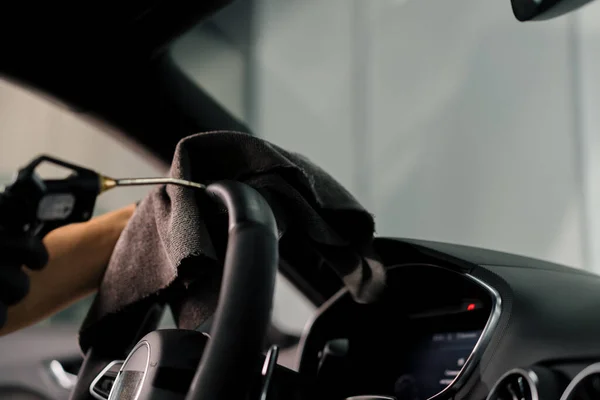 Ein Mechaniker Handschuhen Reinigt Das Lenkrad Mit Mikrofasertuch Und Pustet — Stockfoto