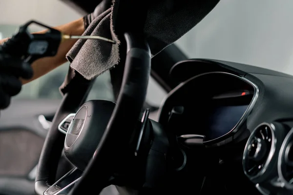 Ein Mechaniker Handschuhen Reinigt Das Lenkrad Mit Mikrofasertuch Und Pustet — Stockfoto