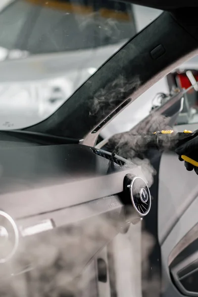 Araba Temizleme Temizleme Konsepti Detaylı Temizlik Ustası Arabanın Içini Sıcak — Stok fotoğraf