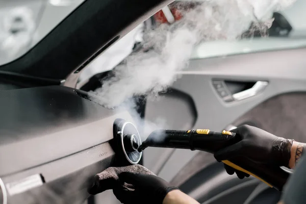 車のクリーニングとディテールのコンセプトディテールのマスターは 熱い蒸気クリーナーで車のインテリアをきれいにします 車のインテリア — ストック写真