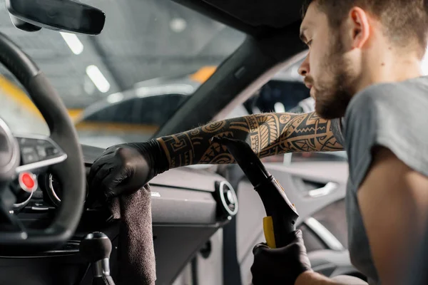 Zijaanzicht Van Mens Verzorgen Van Auto Interieur Garage Reiniging Dashboard — Stockfoto