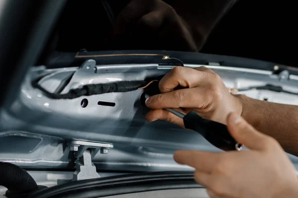 Mechanic Assembles Modern Luxury Car Spare Parts Car Detailing Repair — Stock Photo, Image