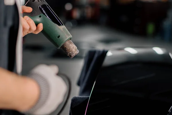 Bir Işçi Atölyede Saç Kurutma Makinesi Kapanış Spatulayla Araba Temizliği — Stok fotoğraf