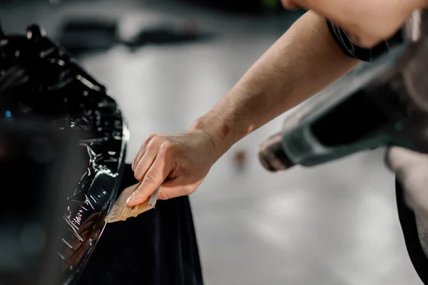 Bir Işçi Atölyede Saç Kurutma Makinesi Kapanış Spatulayla Araba Temizliği — Stok fotoğraf