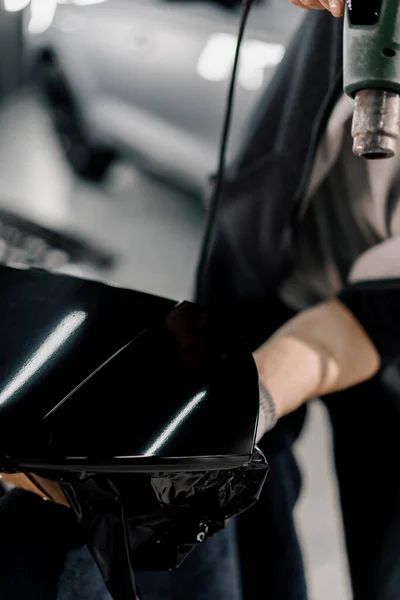 Работник Покрывает Спойлер Автомобиля Пленкой Мастерской Используя Фен Лопатку Крупным — стоковое фото