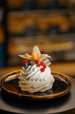 Yakın plan fırın lezzetli Pavlova tatlı pastası döner yüzey üzerinde