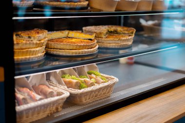 Güzel, lezzetli sandviçler bir sepetin içinde, bir mağazanın rafında, fırında.