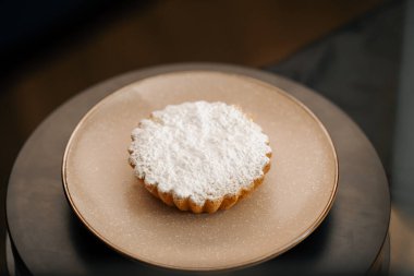 Yakın plan, fırın - lezzetli çörek - döner yüzey üzerinde pasta