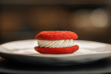 Yakın çekim, fırın - dönen yüzeyde lezzetli kırmızı makarna