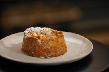 Yakın plan, fırın - lezzetli çörek - döner yüzey üzerinde pasta