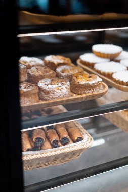 Dükkanda ve pastanede lezzetli çörekler ve pastalarla dolu tezgah.