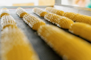 Fırındaki mutfak, ekini hazırlama süreci, bir kadın fırıncı, fırın örtüsüne lezzetli bir krem sürüyor.