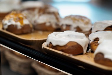 Dükkanda ve pastanede lezzetli çörekler ve pastalarla dolu tezgah.