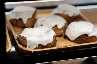 Dükkanda ve pastanede lezzetli çörekler ve pastalarla dolu tezgah.