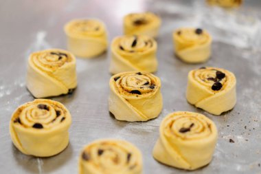 Fırındaki mutfak... Cinnabon pişirme süreci, bükülmüş çörekler...