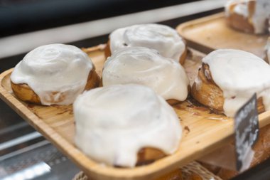 Dükkanda ve pastanede lezzetli çörekler ve pastalarla dolu tezgah.