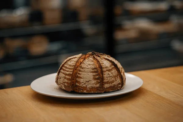 Primer Plano Panadería Pan Oscuro Recién Horneado Superficie Giratoria — Foto de Stock
