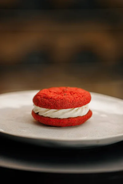 Primer Plano Panadería Delicioso Macaron Rojo Superficie Giratoria —  Fotos de Stock