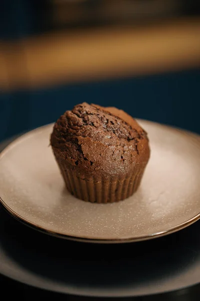 Großaufnahme Bäckerei Leckerer Muffin Auf Rotierender Oberfläche — Stockfoto