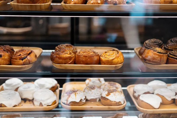 Contador Lleno Deliciosos Bollos Pasteles Tienda Panadería —  Fotos de Stock
