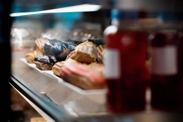 Вкусные Эклеры Магазинных Колбасах Булочках Пекарнях — стоковое фото