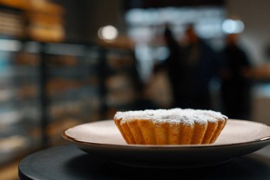 Yakın plan, fırın - lezzetli çörek - döner yüzey üzerinde pasta