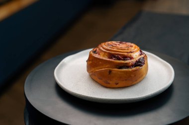 Yakın çekim, fırın - döner yüzey reçelli lezzetli çörek
