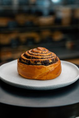 Yakın plan, fırın - haşhaş tohumu topuzu dönen yüzeyde