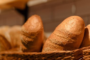 Fırın tezgahındaki sepetlerde taze pişmiş ekmek servis edilir.