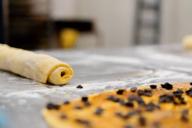 Fırındaki mutfak - tarçın yapma süreci, kadın fırıncı granüllerde çikolata pişirir.