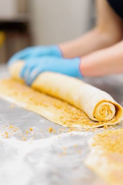 Fırındaki mutfak - tarçın yapma süreci, kadın fırıncı granüllerde çikolata pişirir.