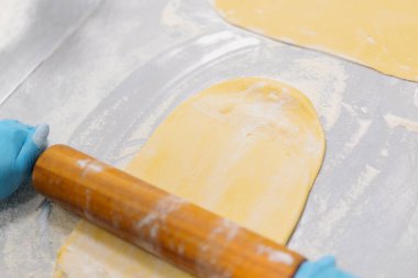 Fırındaki mutfak - tarçınlı tarçın hazırlama süreci, kadın fırıncı hamur oluveriyor.