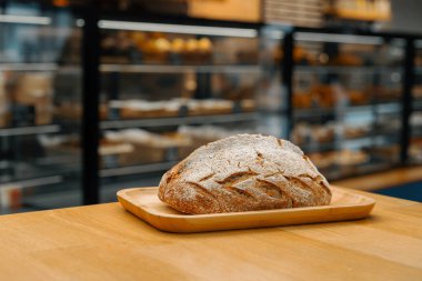 Yakın plan, fırın. Dönen yüzeyde taze pişmiş siyah ekmek.