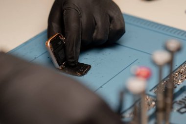 Makro atış - akıllı saat bir mühendis tarafından tamir ediliyor