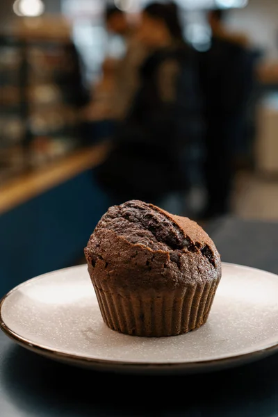 Großaufnahme Bäckerei Leckerer Muffin Auf Rotierender Oberfläche — Stockfoto