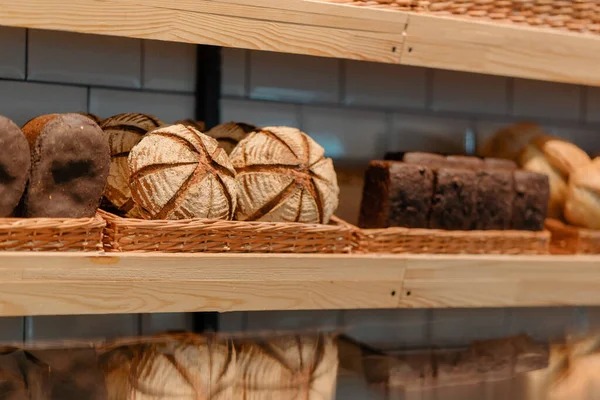 Čerstvě Upečený Chléb Koších Pekařské Lince — Stock fotografie