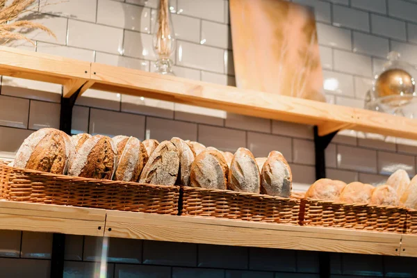 Čerstvě Upečený Chléb Koších Pekařské Lince — Stock fotografie