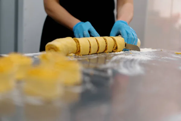 Cocina Panadería Proceso Hacer Cinabriones Mujer Panadero Corta Masa — Foto de Stock