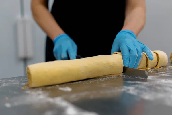 面包店的厨房 制作火锅的过程 女面包师切面团 — 图库照片