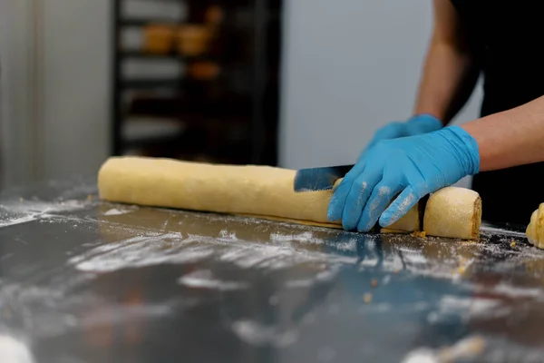 Kitchen Bakery Process Making Cinnabons Woman Baker Cuts Dough — Stock Photo, Image