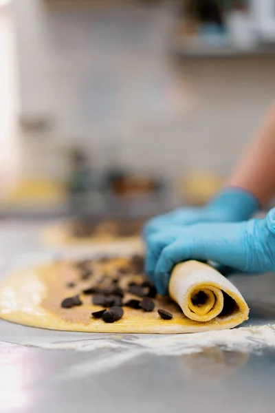 在面包店的厨房 制作火锅的过程中 女面包师用颗粒巧克力烘焙 — 图库照片
